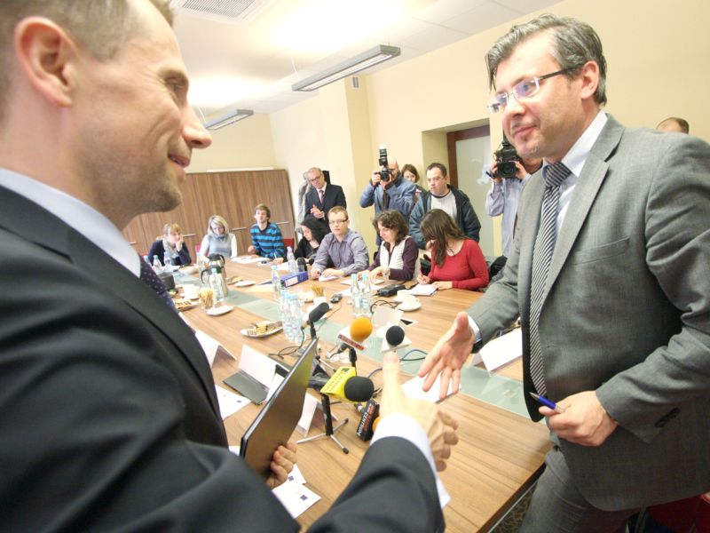 Damian Kublik (z prawej), prezes firmy Heilit +Woerner Budowlana podpisuje z Grzegorzem Muszyńskim, 