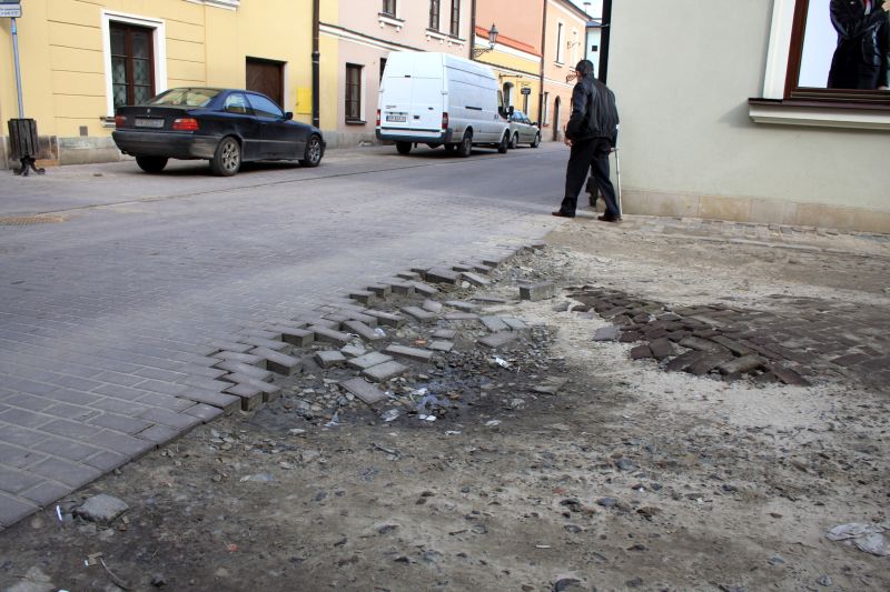 Tak wygląda bruk na skrzyżowaniu ulic Staszica i bazyliańskiej w Zamościu na Starym Mieście (Bogdan 