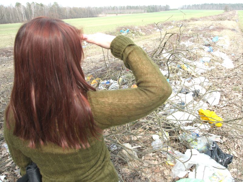 Śmieci zatrzymują się na krzakach i na granicy lasu wzdłuż drogi w kierunku Lublina.  (Maciej Kaczan
