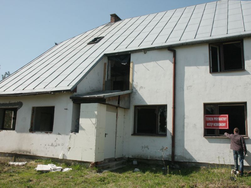 Dziś dom, który kiedyś zajmowała sekta "Niebo", to opuszczona ruina (Maciej Kaczanowski)