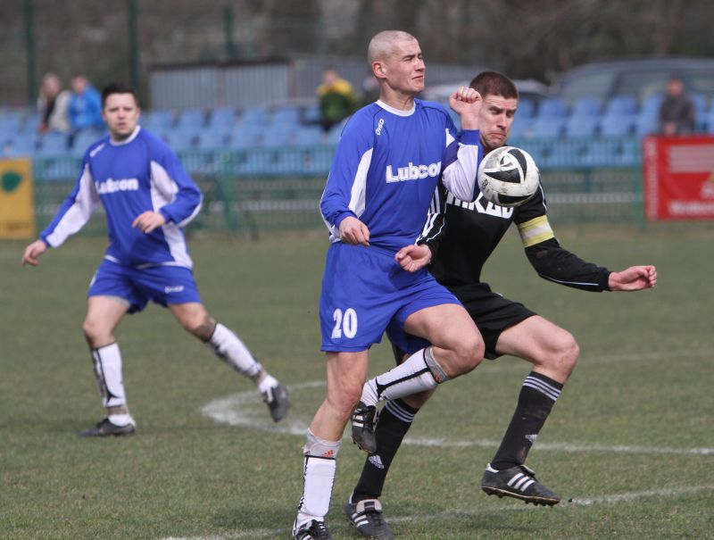 Piłkarze Cisów Nałęczów (w niebieskich strojach) przegrali 0:2 z Piaskovią Piaski (Maciej Kaczanowsk