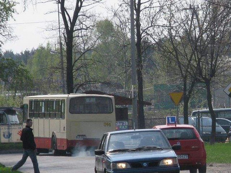 Autobus po zderzeniu zjeżdża z miejsca kolizji do zajezdni (Marek Pietrzela )
