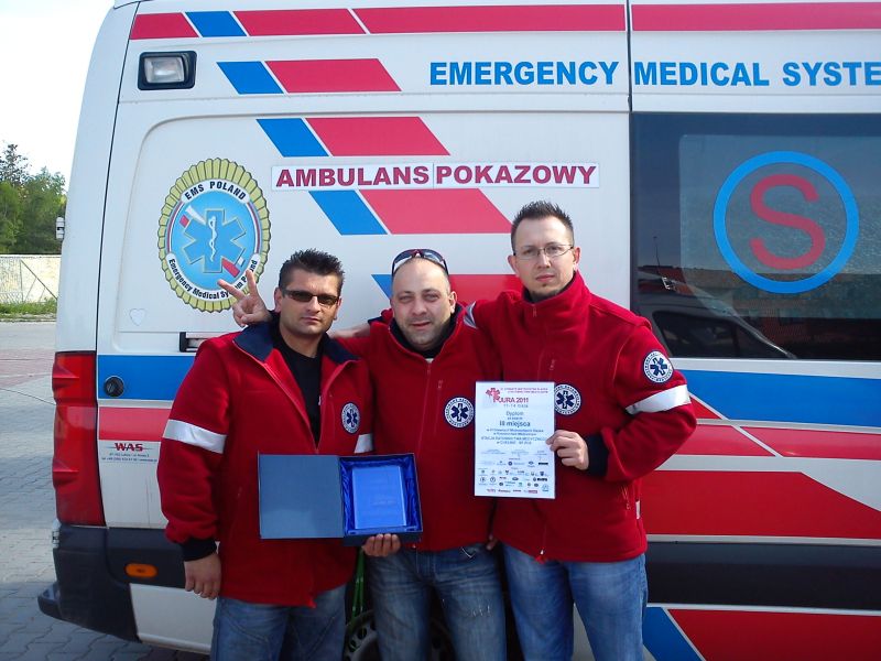 Z dyplomem i pucharem pozują od lewej: Jakub Ciebiera (ratownik), Piotr Korkosz (pielęgniarz) i Grze