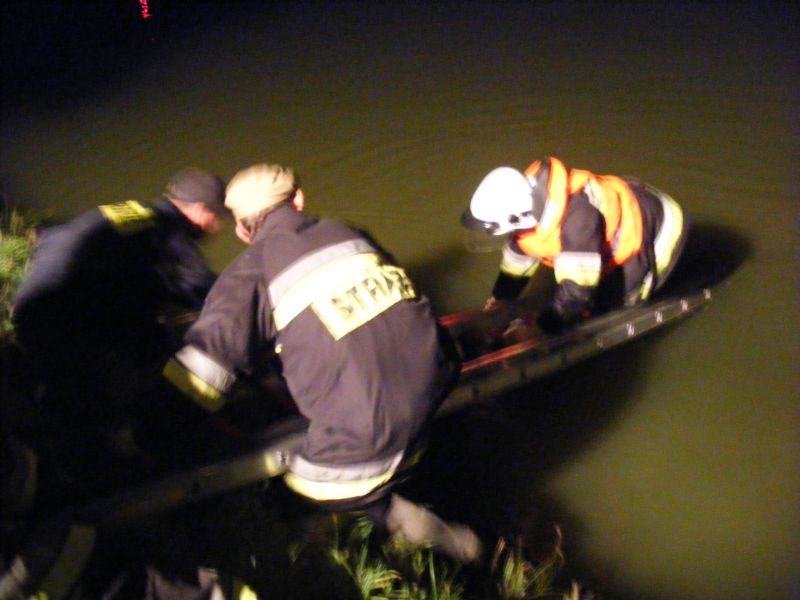 Ciało z wody wydobyli strażacy, na miejscu był lekarz, który stwierdził, że ciało mogło przebywać w 
