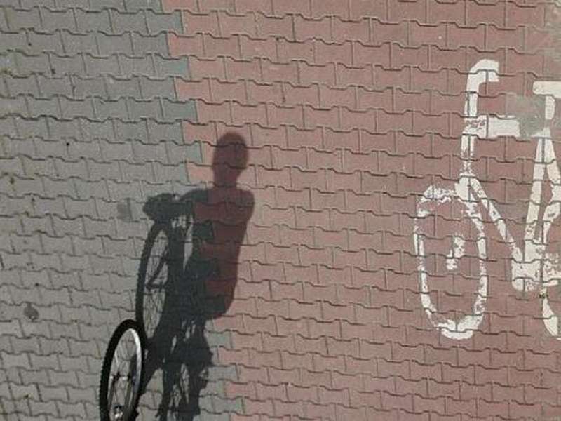 Znaki zostały ustawione na środku ścieżki rowerowej