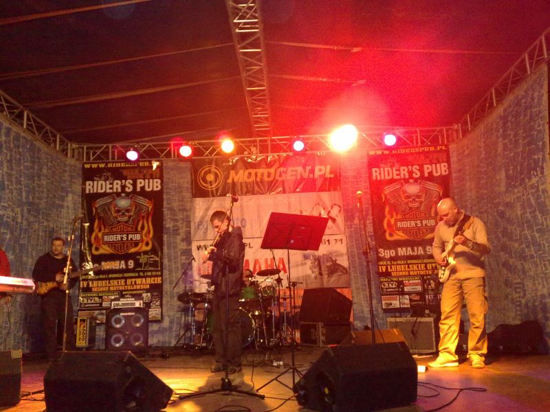 Alchemia Blues Rock Jam Band na scenie. (JOAN)