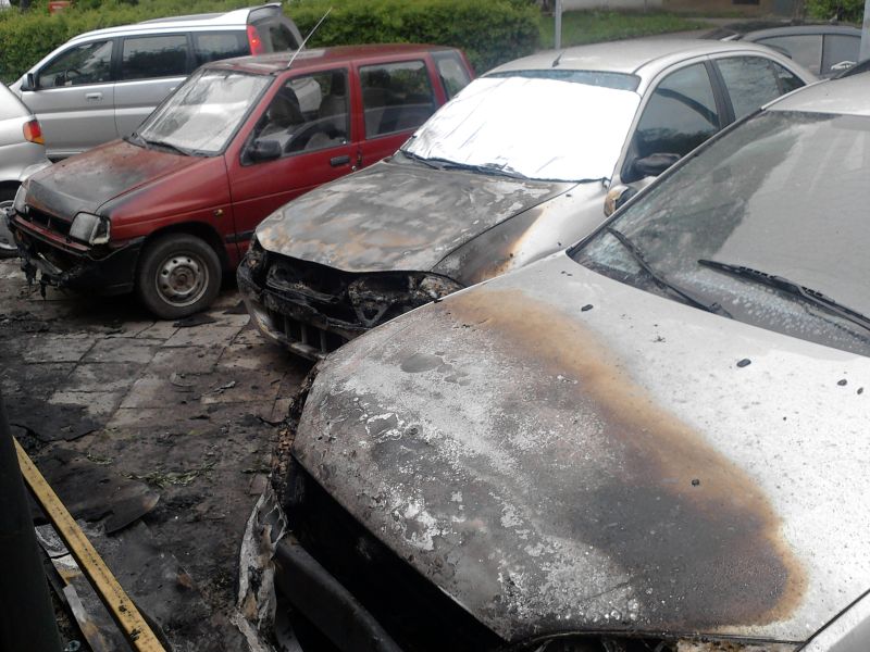 Ogień objął samochody zaparkowane koło śmietnika (Łukasz Kaczorowski)