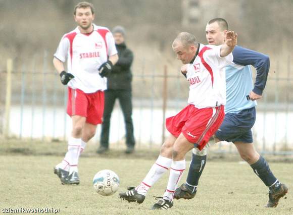 Wisła Annopol (w biało czerwonych strojach) wygrała u siebie z Sławinem 2:0 (Bartek Żurawski)