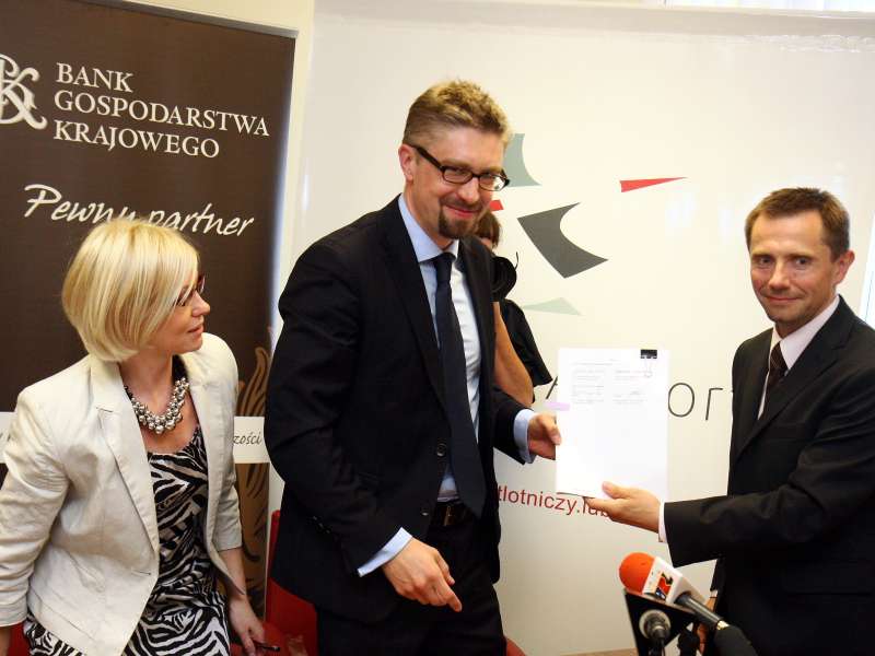 Umowę podpisali Grzegorz Muszyński, prezes Portu Lotniczego Lublin (z prawej) i Robert Suchacki, wic