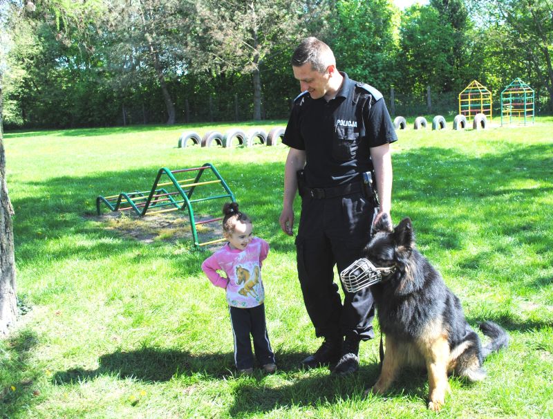 Policyjny pies Fuks bardzo podobał się dzieciom (Policja Hrubieszów)