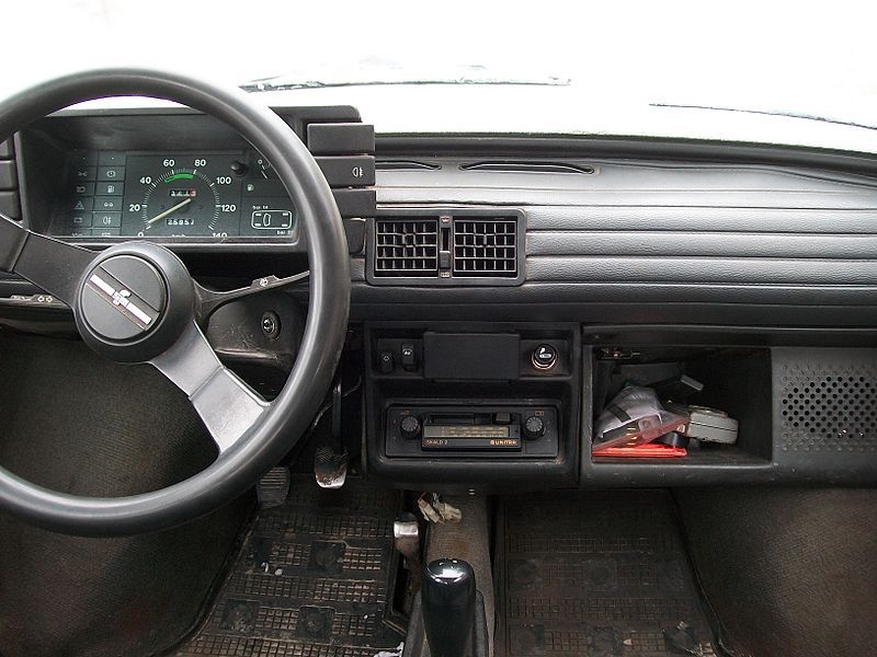 Fiat 126 został porzucony przez właścicielkę (Puławysmok / Wikipedia)
