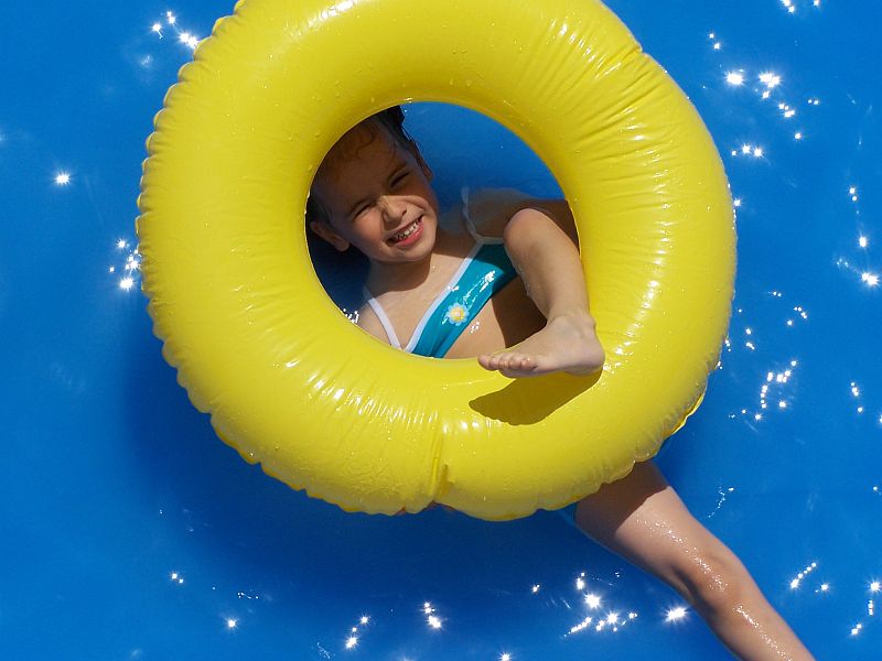  W Polsce tylko 8 proc. rodziców uczęszcza na basen z małymi dziećmi.  (sxc.hu)