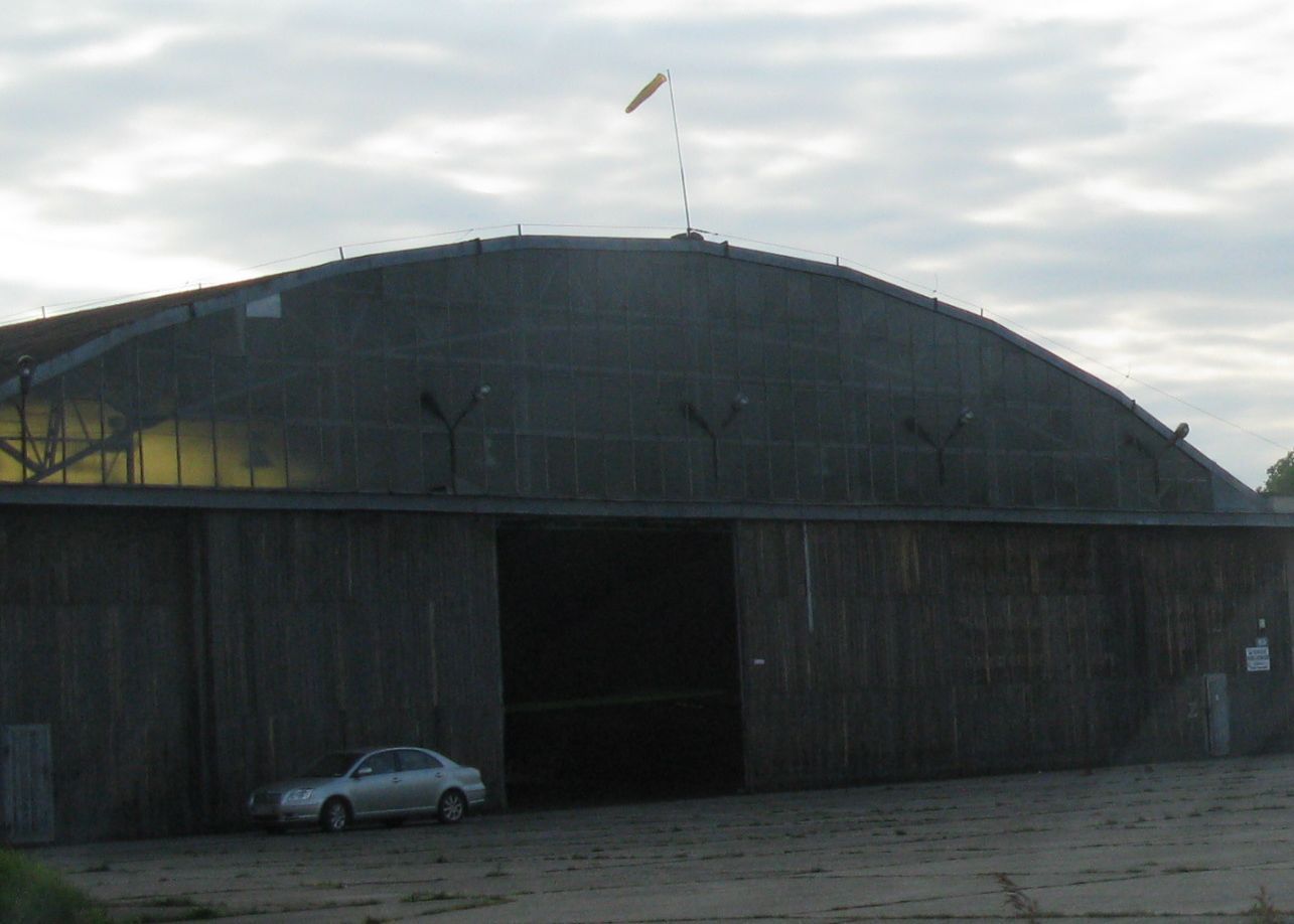 Nastolatkowie wyrwali słupki obok hangaru (Marek Pietrzela (archiwum))