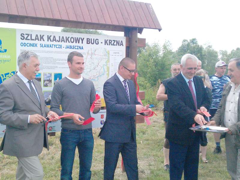 Przedstawiciele władz lokalnych i wojewódzkich uroczyście odsłonili pierwszą tablicę szlaku (Krzyszt