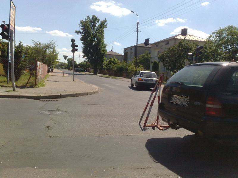 Dziura na skrzyżowaniu ulicy Orzechowej i Kąpielowej (Marek Pietrzela)