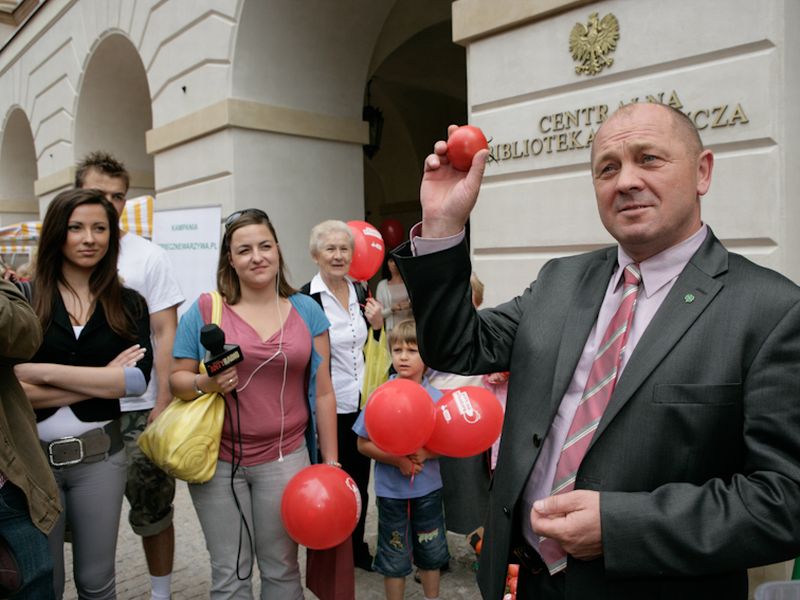 Marek Sawicki z pomidorem. Choć, jak minister przyznaje, woli ogórki. ( ITBC COMMUNICATION)