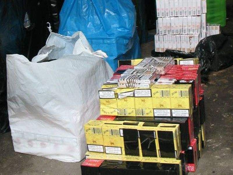 W garażu policjanci znaleźli prawie 18 tysięcy paczek papierosów (Fot. Policja)