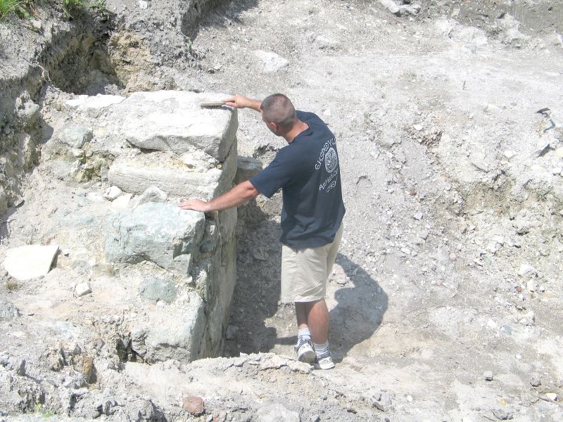 Archeolodzy prowadzą badania wewnątrz dawnej rezydencji. (Magdalena Kukawska)