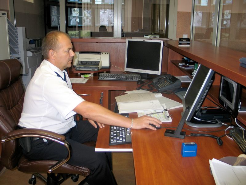 Obecnie dyżurni muszą przez radiostację kontaktować się z poszczególnymi patrolami (KMP w Chełmie)