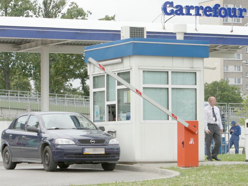 Stacja benzynowa Carrefour przy al. Witosa w Lublinie. Na szlabanie, który spadł na samochód pana Ma