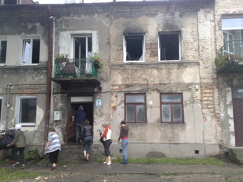 Spłonęło całe poddasze budynku i mieszkania. (Jacek Świerczyński)