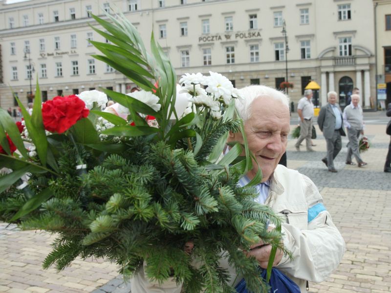 Zebrani złożyli wieńce i kwiaty na Pomniku Nieznanego Żołnierza na placu Litewskim