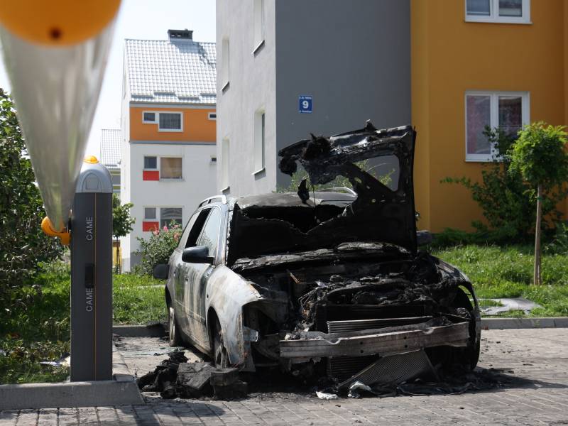 Podpalony samochód na os. Borek (Bartek Żurawski)
