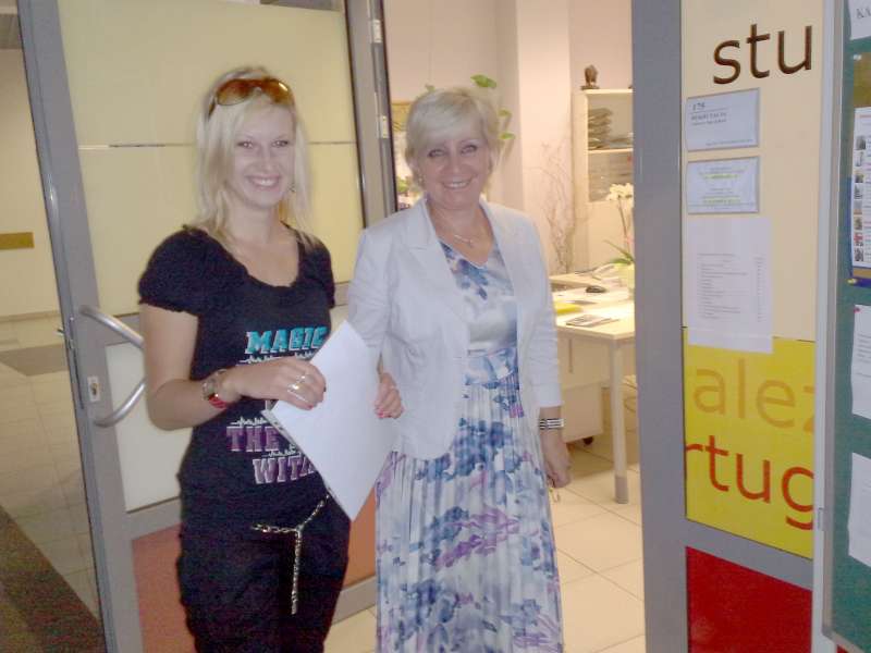 Maturzystka Kamila Dejek (na zdjęciu z lewej) przyniosła dokumenty na uczelnie. Będzie studiować bud
