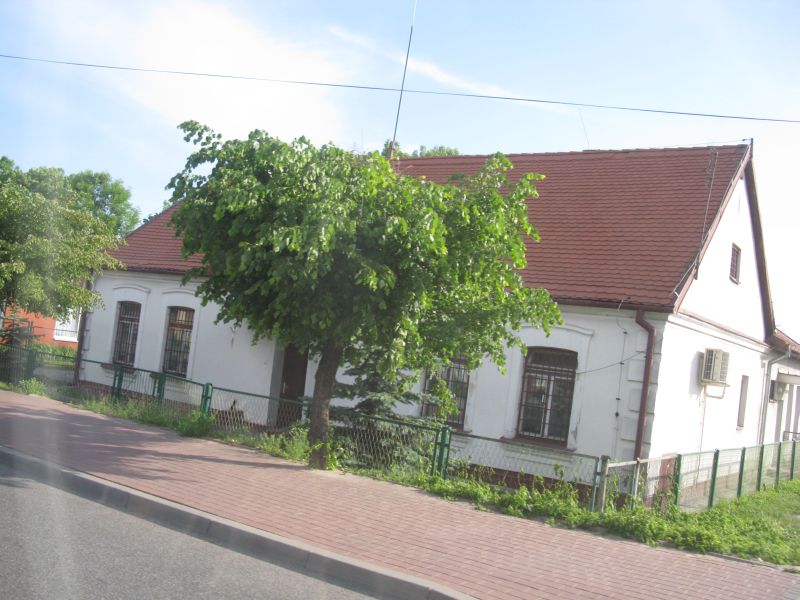 Komisariat Policji w Wisznicach miał zmienić siedzibę, ale na razie pozostaje w domku. (Marek Pietrz