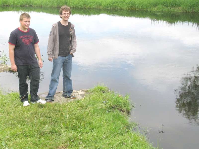 Tomasz Fyk (z lewej) i Sylwester Doniec w miejscu, gdzie doszło do dramatycznych wydarzeń (Marek Pie