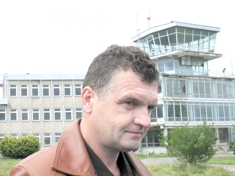 Na lotnisku codziennie bywa Mariusz Kozioł, kierownik lądowiska (Marek Pietrzela)