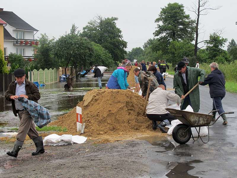 Mieszkańcy i strażacy walczą z wodą w Biłgoraju (Leszek Wójtowicz / MoDO)