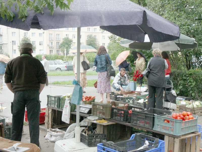 Mały bazar powstał naprzeciwko legalnego targowiska przy ul. Krańcowej (Maciej Kaczanowski)