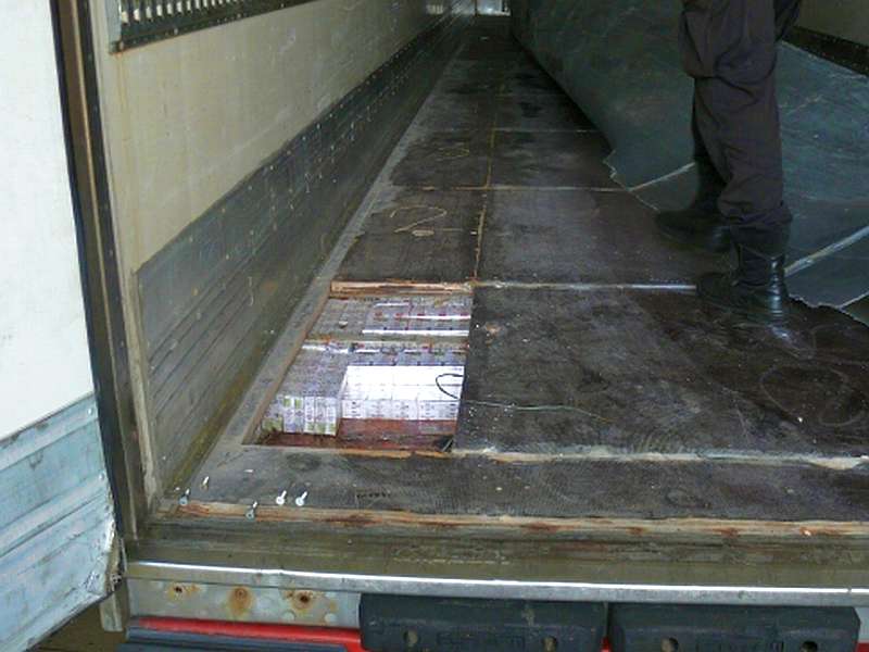 Papierosy zostały ukryte w podłodze ciężarówki (Izba Celna w Białej Podlaskiej)
