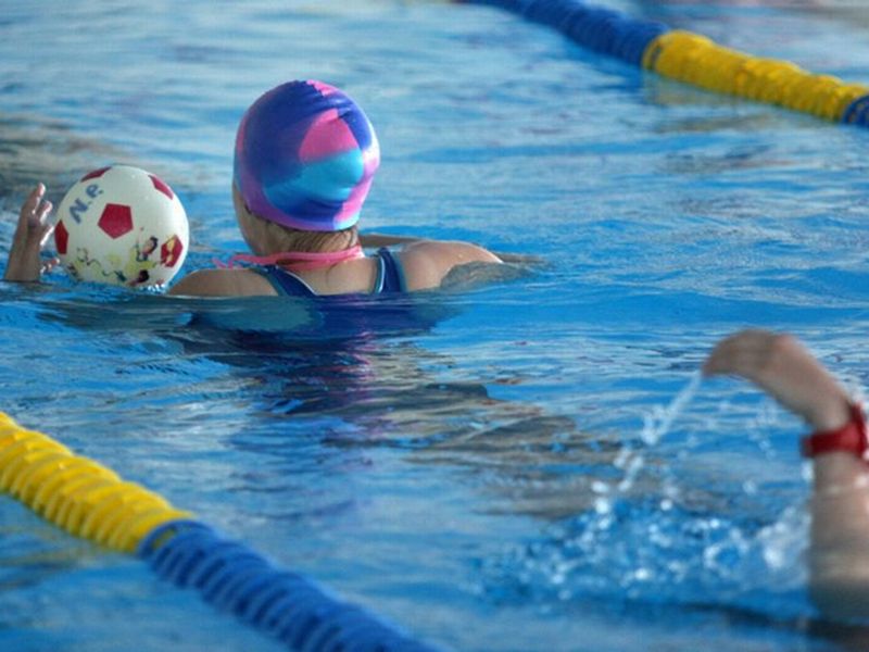 Kursy nauki pływania prowadzone są na wszystkich poziomach zaawansowania, dla każdej grupy wiekowej 