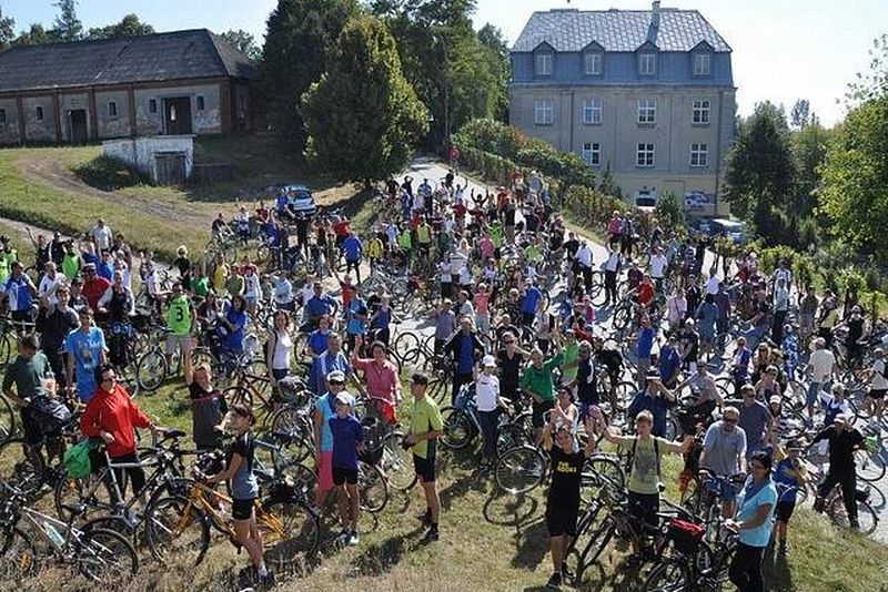 W niedzielnym rajdzie wzięło udział 250 rowerzystów. Pamiątkowe ujęcie w Zawiewprzycach<br />
<br />
 (Mat. orga