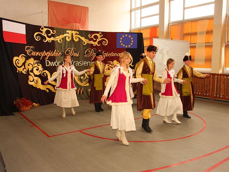Uczniowie Zespołu Szkół w Krasieninie tańczyli poloneza. (ZS W KRASIENINIE)