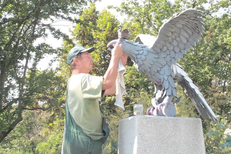 Nieznani sprawcy pomalowali różową farbą pomnik orła na pl. Wolności w Białej Podlaskiej. Dewastację