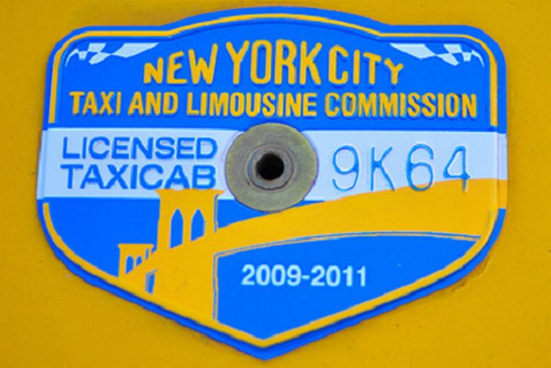 Medalion taksówkowy (licencja) przykręcany na masce auta i pozwalający na wykonywanie pracy taksówka