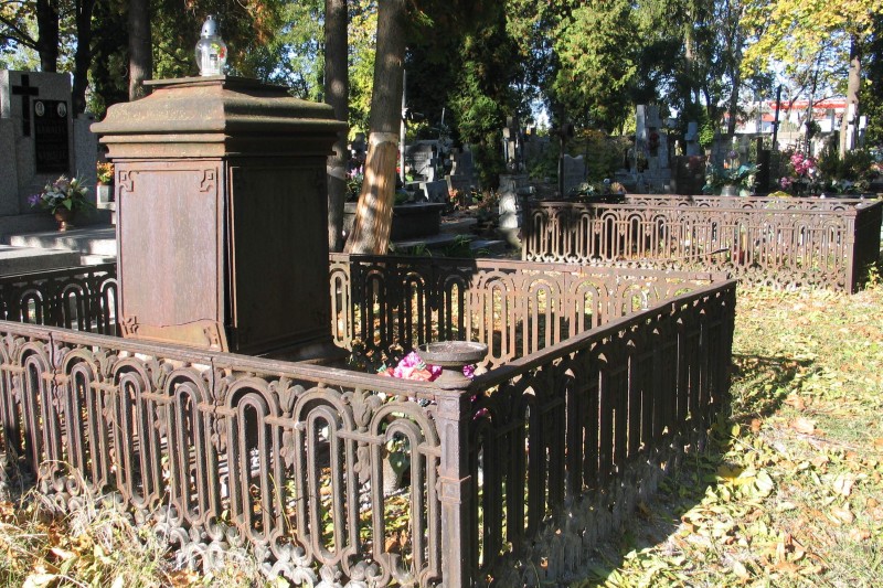 Na Cmentarzy Parafialnym przy ul. Lwowskiej na pilną konserwację czeka jeszcze około 30 zabytkowych 