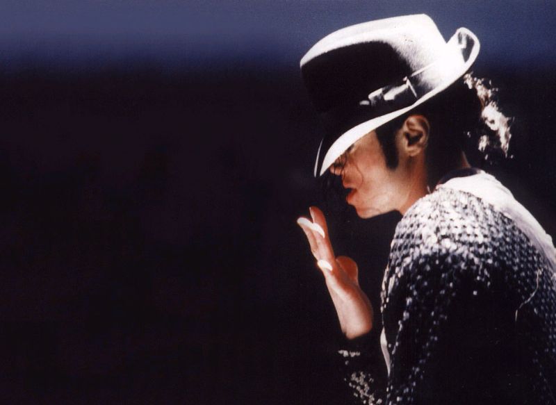 Michael Jackson zmarł 25 czerwca 2009, w wieku 50 lat, wskutek „nagłego zatrzymania akcji serca”. (A