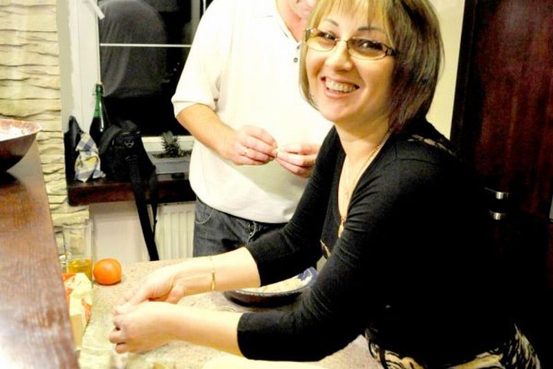 Swieta jest prawnikiem, mieszka w Stanisławowie, jej pasją jest gotowanie