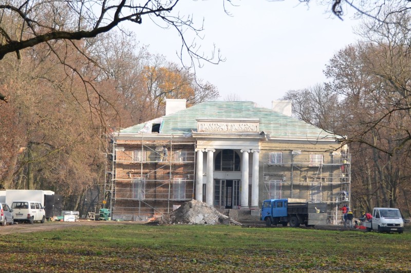 W urokliwym obiekcie określanym w przewodnikach jako "Pałac na krańcu Polski” prace remontowe przeb