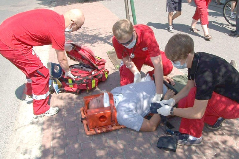 Studenci PSW podczas ćwiczeń z ratownictwa medycznego (Marek Pietrzela)