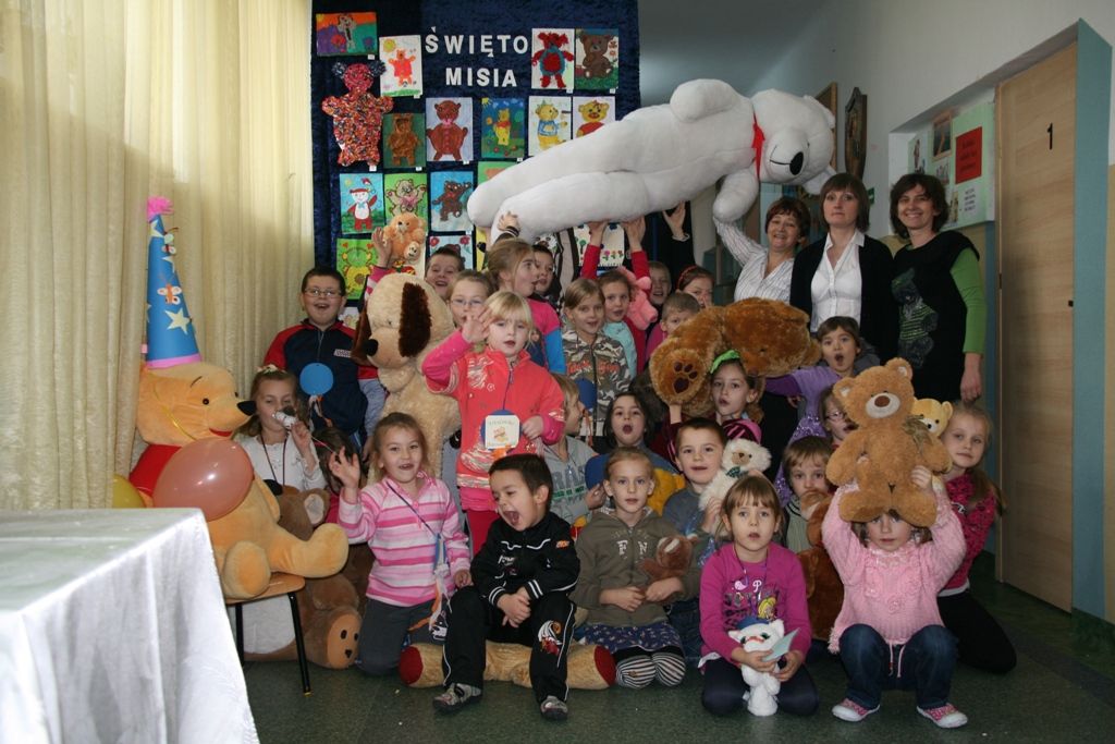 Dzieci zabrały ze sobą do biblioteki swoich pluszowych przyjaciół (GOK Hańsk)