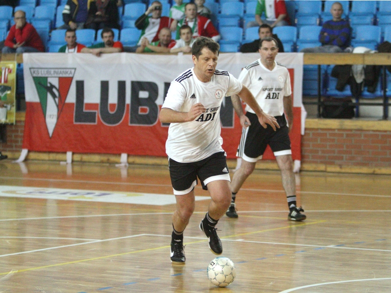 Cezary Kucharski (z piłką) może zagrać na turnieju halowym w Łęcznej (Maciej Kaczanowski)