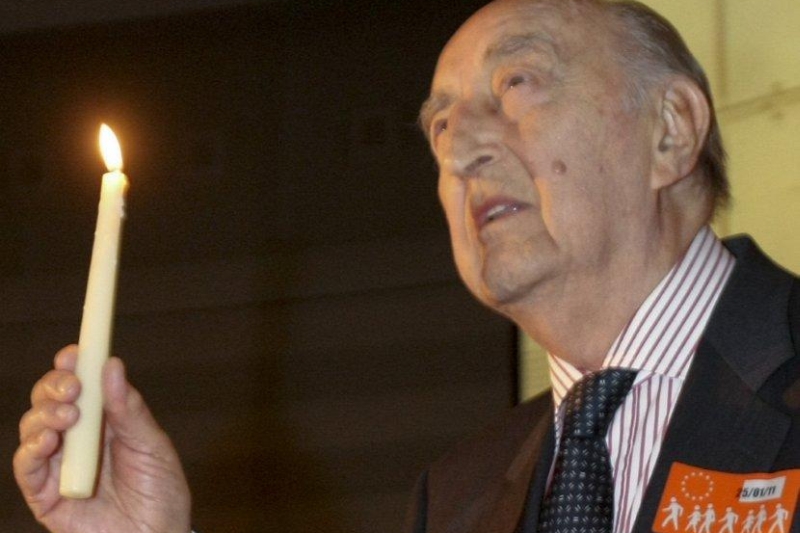 Leopold Unger zapala w Parlamencie Europejskim świecę ofiarom<br />
Holocaustu, z którego jemu samemu udał