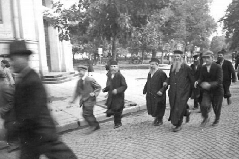 Lublin, wrzesień 1939 roku. Zydzi uciekający z miasta (skrzyżowanie Krakowskiego Przedmieścia i 3-go