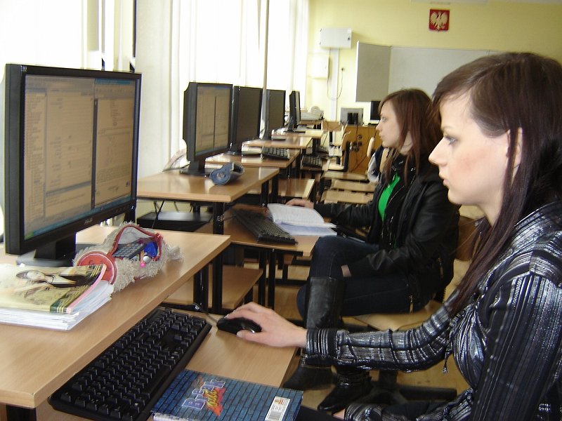 Uczniowie lubelskiego Zespołu Szkół Transportowo-Komunikacyjnych w trakcie zajęć w wirtualnym labora