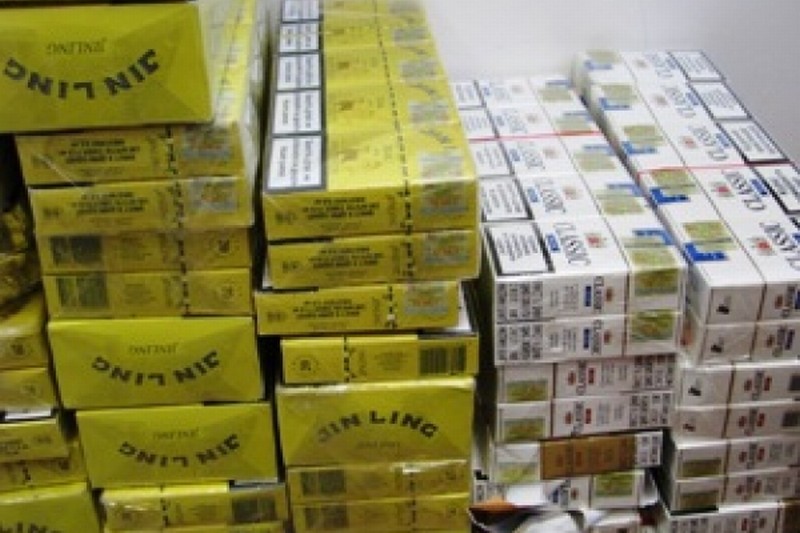 Ponad 1200 paczek papierosów oraz 10 litrów alkoholu bez polskich znaków akcyzy zabezpieczyli puławs